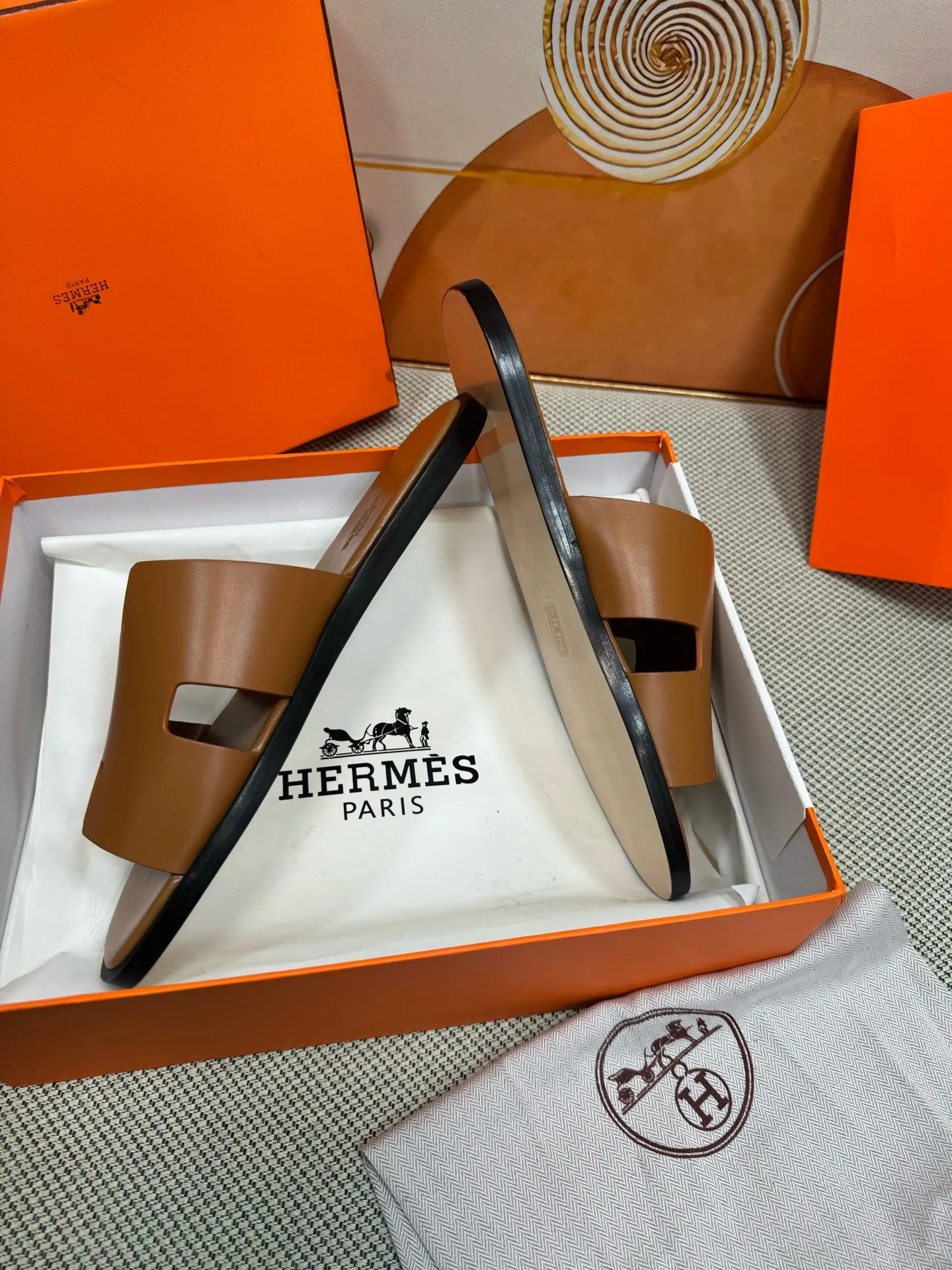 👟👟Ex-factory price 560👟👟 "HERMES" [Classic Original Version] Hermès; Top 🔝 Purchasing Agency 🔍🔍 Men's Latest 🇺🇸 Counter Sales Simultaneously, Original Imported from Italy: Silk Cowhide · Prominent (High-end · Nobility · Grade) Exquisite Workmanship (Italian 🇮🇹 Imported Water Dye Brand Wear-resistant ultra-thousand leather feet) Soles: Original soles specially provided by the original factory, ⚠exclusive double-layer movable rubber molded outsole; super comfortable, wear-resistant, non-slip, environmentally friendly🌳🌳🌳, real photos taken🎬The real ones are more beautiful🔍🔍 (high quality, single goods), you can enter and exit the counter at will* Code number: 38·39·40·41·42·43·44# (45# can be customized) (46 47➕30 customization is not returnable) Welcome to place an order...☕